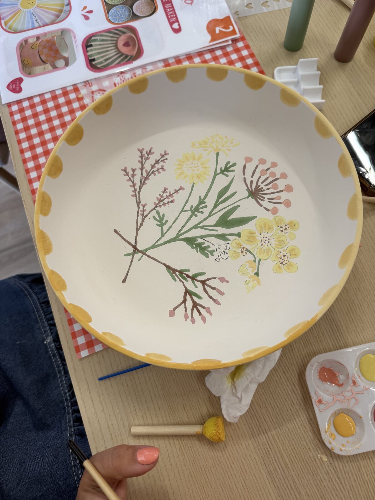 Keramieken schaal met botanische motieven en gele stippen