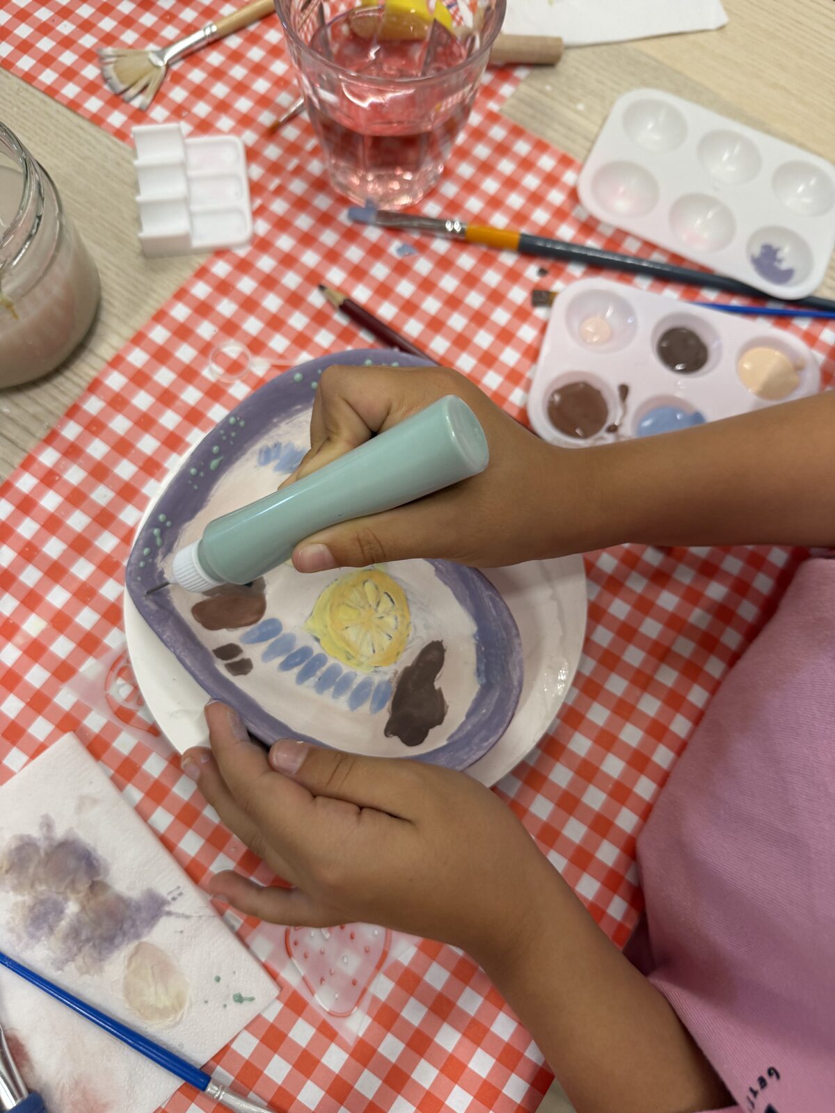 Kinderen schilderen samen keramiek aan de feesttafel bij ZoëZo Creatief