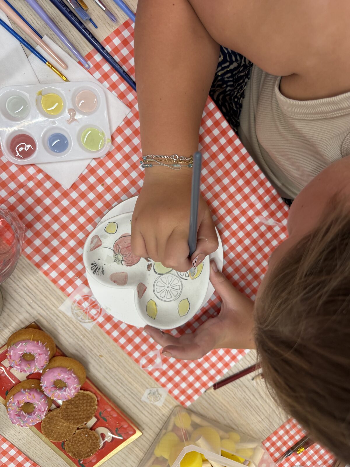 Kind knutselt geconcentreerd aan een eigen creatie tijdens de knutselclub van ZoëZo Creatief