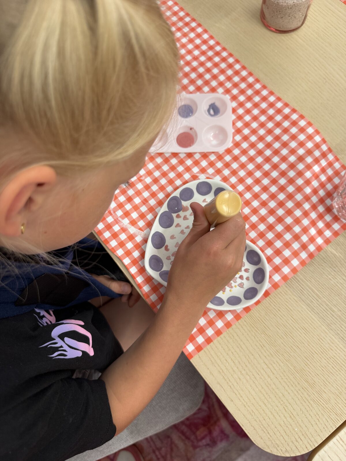Kinderen werken samen aan creatieve werkjes tijdens de wekelijkse knutselclub