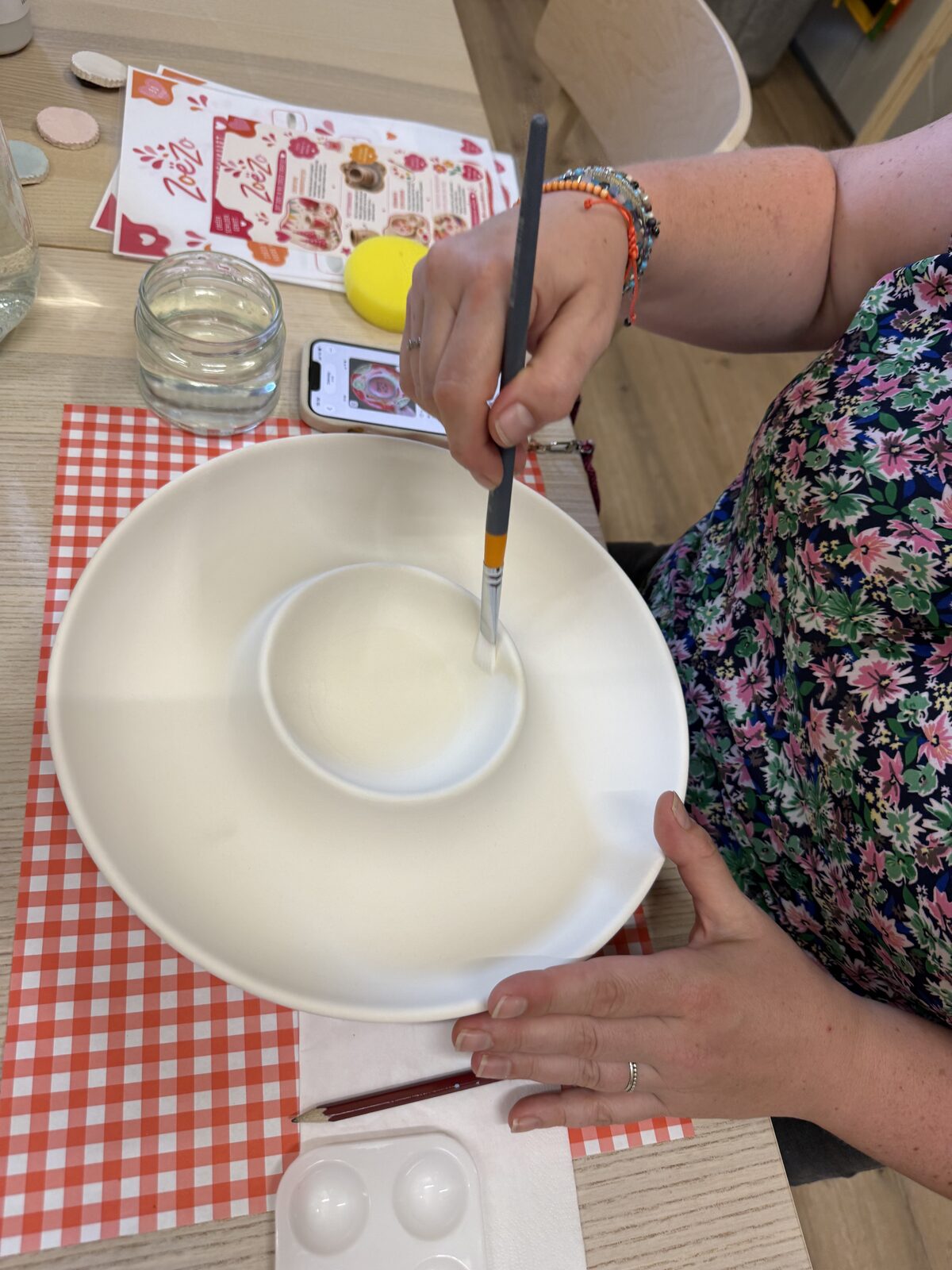 Volwassenen schilderen samen keramiek tijdens een creatieve workshop